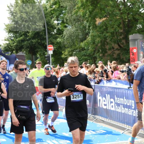 29.06.2025 - hella hamburg halbmarathon Zöllner http://msf.ph/oto/8265138 29.06.2025 10:58:42 Ziel 1319, 2619, 2656, 2978, 3251, 4467, 6592, 6595, 7082, 7659, 8322, 10943, 11605, 11846, 12809, 12862, 13694, 15197, 16189, 18501, 18587 meine-sportfotos.de