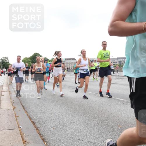 29.06.2025 - hella hamburg halbmarathon Lena Gebhardt http://msf.ph/oto/8265140 29.06.2025 10:46:11 Lombardsbrücke 1004, 1100, 1104, 1421, 1426, 1429, 1465, 1532, 1555, 1608, 1837, 1854, 1867, 1868, 1983, 2398, 2423, 2500, 2522, 2773, 2813, 2917, 2951, 2954, 2965, 3410, 4104, 4119, 4223, 4317, 4388, 4448, 4572, 5635, 5697, 5703, 5769, 5770, 5854, 5892, 6068, 6133, 6333, 6392, 6623, 7268, 7303, 7356, 7364, 7368, 7374, 7605, 7894, 7960, 7983, 8047, 8700, 9120, 9121, 9129, 9337, 9426, 9445, 10153, 10327, 10329, 10367, 10511, 11358, 11361, 11876, 11910, 12298, 12333, 12507, 12522 meine-sportfotos.de