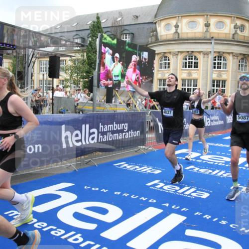 29.06.2025 - hella hamburg halbmarathon Michael Strokosch http://msf.ph/oto/8265143 29.06.2025 10:52:19 Ziel 4419, 4587, 4837, 5032, 5087, 5482, 6164, 6897, 7896, 9074, 9082, 12135, 13707, 14300, 15275, 15446, 16003, 16320, 16591, 17130, 17773, 18475 meine-sportfotos.de