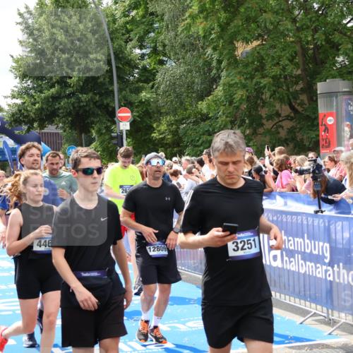 29.06.2025 - hella hamburg halbmarathon Zöllner http://msf.ph/oto/8265159 29.06.2025 10:58:43 Ziel 1319, 2619, 2656, 2978, 4467, 5675, 6592, 6595, 7659, 8322, 8929, 10943, 11605, 11846, 12809, 12862, 13512, 13694, 15197, 16189, 18501, 18587 meine-sportfotos.de