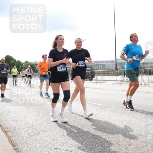 29.06.2025 - hella hamburg halbmarathon Lena Gebhardt http://msf.ph/oto/8265171 29.06.2025 10:34:40 Lombardsbrücke 1025, 1672, 2023, 2355, 2412, 2464, 2510, 2511, 2801, 3130, 3145, 3420, 4540, 4824, 4826, 4884, 5453, 5609, 6034, 6105, 6171, 6310, 6329, 6335, 6379, 6571, 6574, 6843, 7020, 7299, 7324, 7329, 7386, 7644, 7733, 8349, 8369, 8705, 8793, 8965, 9122, 9164, 9248, 9379, 9448, 9514, 10335, 10360, 10464, 10564, 10606, 10674, 11122, 11245, 11646, 11872, 12019, 12164, 12236, 12382, 12764, 13957, 15477, 16238, 16311, 16390, 16682, 16919, 17230, 18158, 18941 meine-sportfotos.de