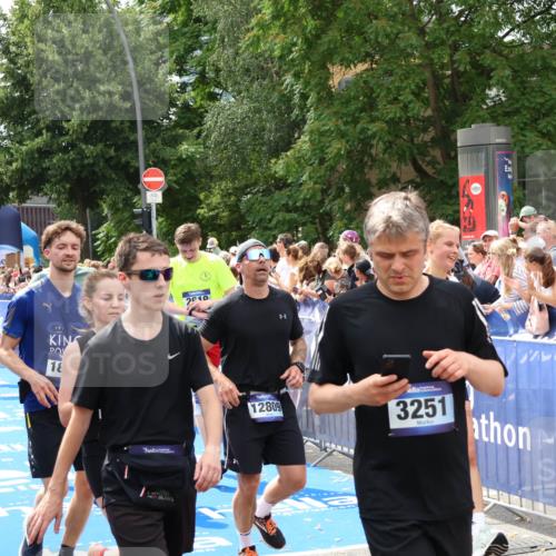 29.06.2025 - hella hamburg halbmarathon Zöllner http://msf.ph/oto/8265190 29.06.2025 10:58:43 Ziel 1319, 2619, 2656, 2978, 4467, 5675, 6592, 6595, 7659, 8322, 8929, 10943, 11605, 11846, 12809, 12862, 13512, 13694, 15197, 16189, 18501, 18587 meine-sportfotos.de