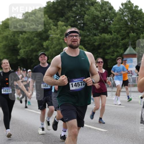 29.06.2025 - hella hamburg halbmarathon Jannik Wohlers http://msf.ph/oto/8265197 29.06.2025 10:33:22 Lombardsbrücke 1189, 1275, 1896, 2342, 2776, 3170, 3264, 3340, 3345, 3560, 4361, 4433, 4449, 4479, 4696, 4942, 5075, 5096, 5141, 5557, 5566, 5569, 5691, 5821, 5822, 5887, 6109, 6515, 6516, 6854, 6956, 7027, 7565, 7653, 8021, 8157, 8202, 8282, 8375, 8377, 8383, 8401, 9094, 9234, 9438, 9799, 9875, 9995, 10007, 10071, 10561, 11111, 11237, 11338, 11453, 11546, 11676, 11811, 11827, 11928, 12237, 12238, 12562, 12652, 12835, 12855, 13535, 13601, 13741, 13853, 14032, 14098, 14451, 15044 meine-sportfotos.de