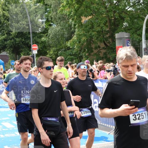 29.06.2025 - hella hamburg halbmarathon Zöllner http://msf.ph/oto/8265215 29.06.2025 10:58:43 Ziel 1319, 2619, 2656, 2978, 4467, 5675, 6592, 6595, 7659, 8322, 8929, 10943, 11605, 11846, 12809, 12862, 13512, 13694, 15197, 16189, 18501, 18587 meine-sportfotos.de