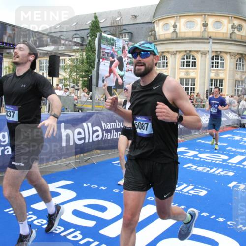 29.06.2025 - hella hamburg halbmarathon Michael Strokosch http://msf.ph/oto/8265219 29.06.2025 10:52:20 Ziel 4140, 4419, 4587, 4837, 5032, 5087, 5482, 6164, 7896, 9074, 12135, 13707, 14300, 15275, 15446, 16003, 16591, 17130, 17773, 18475 meine-sportfotos.de