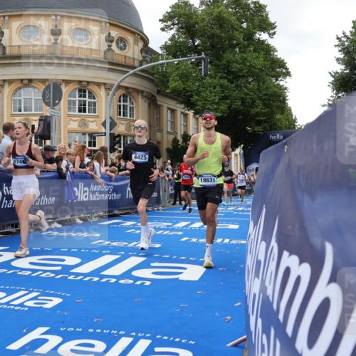 29.06.2025 - hella hamburg halbmarathon Strokosch-Dieckow http://msf.ph/oto/8265232 29.06.2025 10:44:56 Ziel 1171, 1424, 1520, 2098, 2890, 3098, 4425, 6266, 7056, 7167, 7709, 7843, 9030, 9720, 10741, 11688, 12161, 15334, 16058, 17381, 17382, 17406, 17544, 18055, 18631, 19210 meine-sportfotos.de