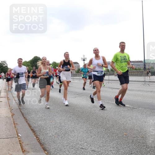 29.06.2025 - hella hamburg halbmarathon Lena Gebhardt http://msf.ph/oto/8265255 29.06.2025 10:46:11 Lombardsbrücke 1004, 1100, 1104, 1421, 1426, 1429, 1465, 1532, 1555, 1608, 1837, 1854, 1867, 1868, 1983, 2398, 2423, 2500, 2522, 2773, 2813, 2917, 2951, 2954, 2965, 3410, 4104, 4119, 4223, 4317, 4388, 4448, 4572, 5635, 5697, 5703, 5769, 5770, 5854, 5892, 6068, 6133, 6333, 6392, 6623, 7268, 7303, 7356, 7364, 7368, 7374, 7605, 7894, 7960, 7983, 8047, 8700, 9120, 9121, 9129, 9337, 9426, 9445, 10153, 10327, 10329, 10367, 10511, 11358, 11361, 11876, 11910, 12298, 12333, 12507, 12522 meine-sportfotos.de