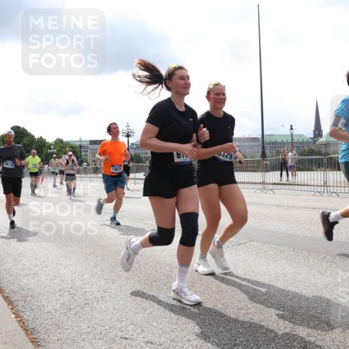 29.06.2025 - hella hamburg halbmarathon Lena Gebhardt http://msf.ph/oto/8265256 29.06.2025 10:34:40 Lombardsbrücke 1025, 1672, 2023, 2355, 2412, 2464, 2510, 2511, 2801, 3130, 3145, 3420, 4540, 4824, 4826, 4884, 5453, 5609, 6034, 6105, 6171, 6310, 6329, 6335, 6379, 6571, 6574, 6843, 7020, 7299, 7324, 7329, 7386, 7644, 7733, 8349, 8369, 8705, 8793, 8965, 9122, 9164, 9248, 9379, 9448, 9514, 10335, 10360, 10464, 10564, 10606, 10674, 11122, 11245, 11646, 11872, 12019, 12164, 12236, 12382, 12764, 13957, 15477, 16238, 16311, 16390, 16682, 16919, 17230, 18158, 18941 meine-sportfotos.de