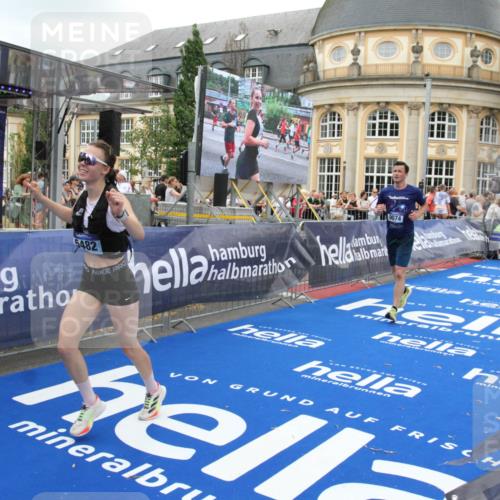 29.06.2025 - hella hamburg halbmarathon Michael Strokosch http://msf.ph/oto/8265263 29.06.2025 10:52:20 Ziel 4140, 4419, 4587, 4837, 5032, 5087, 5482, 6164, 7896, 9074, 12135, 13707, 14300, 15275, 15446, 16003, 16591, 17130, 17773, 18475 meine-sportfotos.de