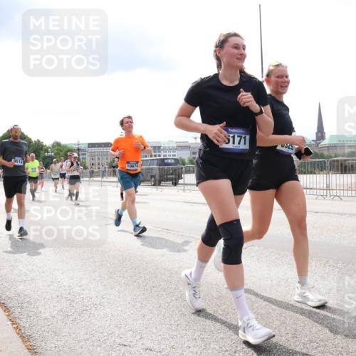 29.06.2025 - hella hamburg halbmarathon Lena Gebhardt http://msf.ph/oto/8265316 29.06.2025 10:34:40 Lombardsbrücke 1025, 1672, 2023, 2355, 2412, 2464, 2510, 2511, 2801, 3130, 3145, 3420, 4540, 4824, 4826, 4884, 5453, 5609, 6034, 6105, 6171, 6310, 6329, 6335, 6379, 6571, 6574, 6843, 7020, 7299, 7324, 7329, 7386, 7644, 7733, 8349, 8369, 8705, 8793, 8965, 9122, 9164, 9248, 9379, 9448, 9514, 10335, 10360, 10464, 10564, 10606, 10674, 11122, 11245, 11646, 11872, 12019, 12164, 12236, 12382, 12764, 13957, 15477, 16238, 16311, 16390, 16682, 16919, 17230, 18158, 18941 meine-sportfotos.de