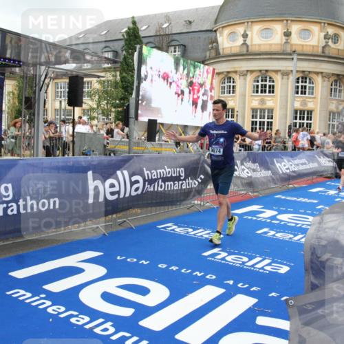 29.06.2025 - hella hamburg halbmarathon Michael Strokosch http://msf.ph/oto/8265319 29.06.2025 10:52:21 Ziel 4140, 4419, 4587, 4837, 5087, 5482, 6164, 7896, 9074, 13707, 15275, 15446, 16591, 17773 meine-sportfotos.de