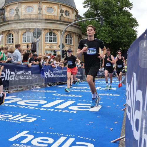 29.06.2025 - hella hamburg halbmarathon Strokosch-Dieckow http://msf.ph/oto/8265324 29.06.2025 10:44:58 Ziel 1171, 1424, 1520, 2098, 2890, 3917, 4425, 4997, 6266, 7709, 7843, 9030, 9710, 9720, 10741, 11688, 12161, 13919, 15334, 15365, 16058, 17381, 17382, 17406, 17544, 18055, 18631 meine-sportfotos.de