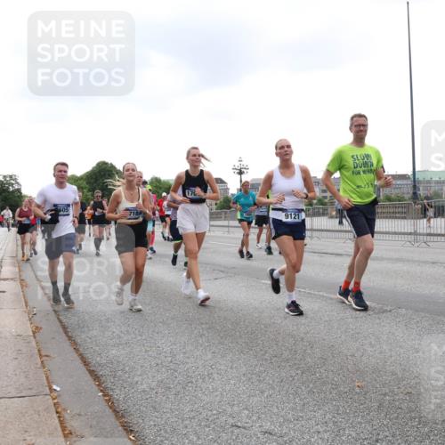 29.06.2025 - hella hamburg halbmarathon Lena Gebhardt http://msf.ph/oto/8265325 29.06.2025 10:46:11 Lombardsbrücke 1004, 1100, 1104, 1421, 1426, 1429, 1465, 1532, 1555, 1608, 1837, 1854, 1867, 1868, 1983, 2398, 2423, 2500, 2522, 2773, 2813, 2917, 2951, 2954, 2965, 3410, 4104, 4119, 4223, 4317, 4388, 4448, 4572, 5635, 5697, 5703, 5769, 5770, 5854, 5892, 6068, 6133, 6333, 6392, 6623, 7268, 7303, 7356, 7364, 7368, 7374, 7605, 7894, 7960, 7983, 8047, 8700, 9120, 9121, 9129, 9337, 9426, 9445, 10153, 10327, 10329, 10367, 10511, 11358, 11361, 11876, 11910, 12298, 12333, 12507, 12522 meine-sportfotos.de