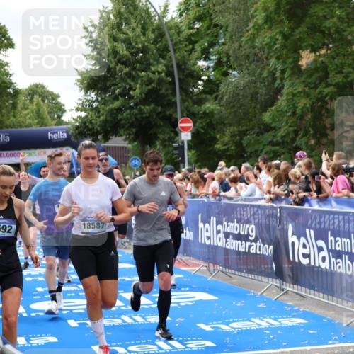 29.06.2025 - hella hamburg halbmarathon Zöllner http://msf.ph/oto/8265338 29.06.2025 10:58:48 Ziel 1319, 2488, 2656, 2840, 5277, 5675, 6592, 6720, 8929, 10539, 10943, 11605, 11846, 13512, 13880, 14266, 14902, 14965, 15197, 16189, 17405, 17630, 17839, 18232, 18587, 18954 meine-sportfotos.de