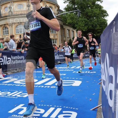 29.06.2025 - hella hamburg halbmarathon Strokosch-Dieckow http://msf.ph/oto/8265341 29.06.2025 10:44:59 Ziel 1171, 1424, 1520, 2890, 3917, 4425, 4997, 6266, 7709, 7843, 9030, 9710, 10313, 10741, 11688, 13919, 15334, 15365, 16058, 17381, 17382, 17406, 17544, 18055, 18631 meine-sportfotos.de