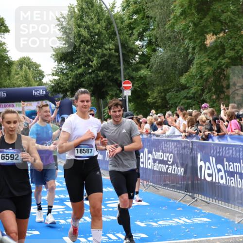 29.06.2025 - hella hamburg halbmarathon Zöllner http://msf.ph/oto/8265355 29.06.2025 10:58:48 Ziel 1319, 2488, 2656, 2840, 5277, 5675, 6592, 6720, 8929, 10539, 10943, 11605, 11846, 13512, 13880, 14266, 14902, 14965, 15197, 16189, 17405, 17630, 17839, 18232, 18587, 18954 meine-sportfotos.de
