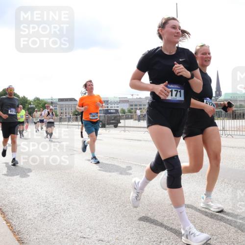 29.06.2025 - hella hamburg halbmarathon Lena Gebhardt http://msf.ph/oto/8265379 29.06.2025 10:34:41 Lombardsbrücke 1025, 1672, 2023, 2355, 2412, 2464, 2510, 2511, 2801, 3130, 3145, 3420, 4540, 4824, 4826, 4884, 5453, 5609, 6034, 6105, 6171, 6310, 6329, 6335, 6379, 6571, 6574, 6843, 7020, 7299, 7386, 7644, 7733, 8349, 8369, 8705, 8793, 8965, 9122, 9164, 9248, 9379, 9448, 9514, 10335, 10360, 10464, 10564, 10606, 10674, 11122, 11245, 11646, 11872, 12019, 12164, 12236, 12382, 12764, 13957, 15477, 16238, 16311, 16390, 16682, 16919, 17230, 18158, 18941 meine-sportfotos.de