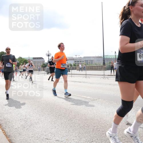 29.06.2025 - hella hamburg halbmarathon Lena Gebhardt http://msf.ph/oto/8265441 29.06.2025 10:34:41 Lombardsbrücke 1025, 1672, 2023, 2355, 2412, 2464, 2510, 2511, 2801, 3130, 3145, 3420, 4540, 4824, 4826, 4884, 5453, 5609, 6034, 6105, 6171, 6310, 6329, 6335, 6379, 6571, 6574, 6843, 7020, 7299, 7386, 7644, 7733, 8349, 8369, 8705, 8793, 8965, 9122, 9164, 9248, 9379, 9448, 9514, 10335, 10360, 10464, 10564, 10606, 10674, 11122, 11245, 11646, 11872, 12019, 12164, 12236, 12382, 12764, 13957, 15477, 16238, 16311, 16390, 16682, 16919, 17230, 18158, 18941 meine-sportfotos.de