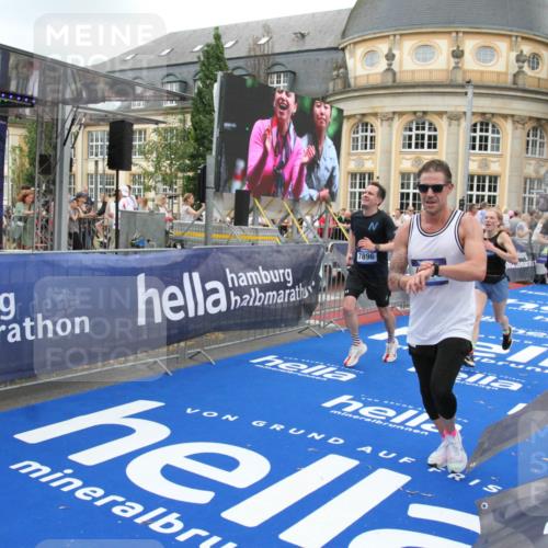 29.06.2025 - hella hamburg halbmarathon Michael Strokosch http://msf.ph/oto/8265447 29.06.2025 10:52:23 Ziel 4140, 4419, 4587, 6164, 7896, 9074, 13211, 13707, 15144, 15446, 17773, 17997 meine-sportfotos.de