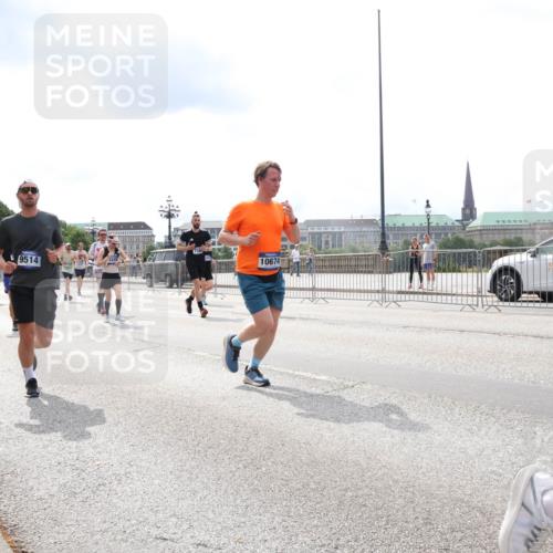 29.06.2025 - hella hamburg halbmarathon Lena Gebhardt http://msf.ph/oto/8265497 29.06.2025 10:34:41 Lombardsbrücke 1025, 1672, 2023, 2355, 2412, 2464, 2510, 2511, 2801, 3130, 3145, 3420, 4540, 4824, 4826, 4884, 5453, 5609, 6034, 6105, 6171, 6310, 6329, 6335, 6379, 6571, 6574, 6843, 7020, 7299, 7386, 7644, 7733, 8349, 8369, 8705, 8793, 8965, 9122, 9164, 9248, 9379, 9448, 9514, 10335, 10360, 10464, 10564, 10606, 10674, 11122, 11245, 11646, 11872, 12019, 12164, 12236, 12382, 12764, 13957, 15477, 16238, 16311, 16390, 16682, 16919, 17230, 18158, 18941 meine-sportfotos.de