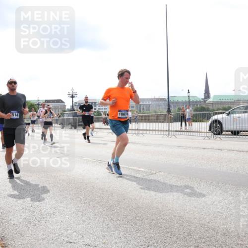 29.06.2025 - hella hamburg halbmarathon Lena Gebhardt http://msf.ph/oto/8265533 29.06.2025 10:34:41 Lombardsbrücke 1025, 1672, 2023, 2355, 2412, 2464, 2510, 2511, 2801, 3130, 3145, 3420, 4540, 4824, 4826, 4884, 5453, 5609, 6034, 6105, 6171, 6310, 6329, 6335, 6379, 6571, 6574, 6843, 7020, 7299, 7386, 7644, 7733, 8349, 8369, 8705, 8793, 8965, 9122, 9164, 9248, 9379, 9448, 9514, 10335, 10360, 10464, 10564, 10606, 10674, 11122, 11245, 11646, 11872, 12019, 12164, 12236, 12382, 12764, 13957, 15477, 16238, 16311, 16390, 16682, 16919, 17230, 18158, 18941 meine-sportfotos.de