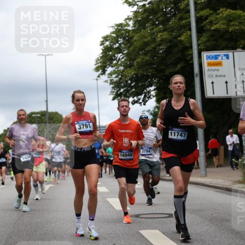 29.06.2025 - hella hamburg halbmarathon Yannick Fuchs http://msf.ph/oto/8265554 29.06.2025 10:48:47 20KM 1125, 1327, 1496, 1506, 1628, 2119, 2474, 2561, 2771, 2884, 2955, 3041, 3177, 3652, 3791, 3794, 3861, 3945, 4029, 4189, 4231, 4868, 4903, 4938, 5319, 6082, 6084, 6433, 6443, 6587, 6938, 8449, 8487, 8514, 8698, 8973, 10191, 10192, 10263, 10368, 10376, 11184, 11333, 11499, 11747, 11797, 11799, 11976, 12186, 12526, 12584, 12961, 13267, 13297, 13988, 14036, 14175, 14592, 14638, 14660, 14834, 14948, 15389, 15408, 15879, 16047, 16327, 17842, 18380 meine-sportfotos.de