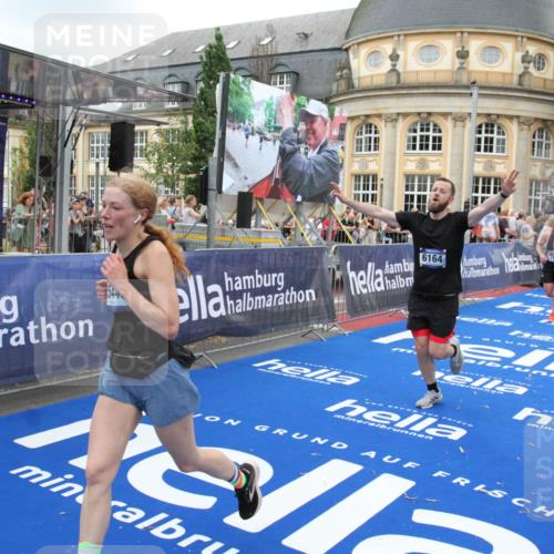 29.06.2025 - hella hamburg halbmarathon Michael Strokosch http://msf.ph/oto/8265575 29.06.2025 10:52:24 Ziel 4140, 4419, 4587, 6164, 7896, 9074, 13211, 13707, 15144, 15446, 17773, 17997 meine-sportfotos.de