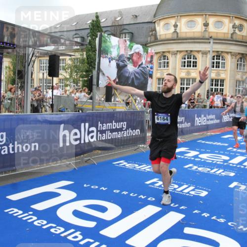 29.06.2025 - hella hamburg halbmarathon Michael Strokosch http://msf.ph/oto/8265599 29.06.2025 10:52:24 Ziel 4140, 4419, 4587, 6164, 7896, 9074, 13211, 13707, 15144, 15446, 17773, 17997 meine-sportfotos.de