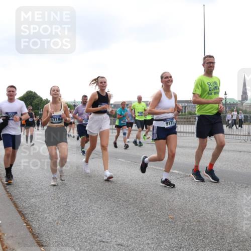 29.06.2025 - hella hamburg halbmarathon Lena Gebhardt http://msf.ph/oto/8265600 29.06.2025 10:46:12 Lombardsbrücke 1004, 1100, 1104, 1421, 1426, 1429, 1465, 1532, 1555, 1608, 1837, 1854, 1867, 1868, 1983, 2398, 2423, 2500, 2522, 2773, 2813, 2917, 2951, 2954, 2965, 3410, 4104, 4119, 4223, 4317, 4448, 4572, 5635, 5697, 5703, 5769, 5770, 5854, 5892, 6068, 6133, 6333, 6392, 6623, 7268, 7303, 7356, 7364, 7368, 7374, 7605, 7894, 7960, 7983, 8047, 8700, 9120, 9121, 9129, 9337, 9426, 9445, 10153, 10327, 10329, 10367, 10511, 11358, 11361, 11876, 11910, 12298, 12333, 12507, 12522 meine-sportfotos.de