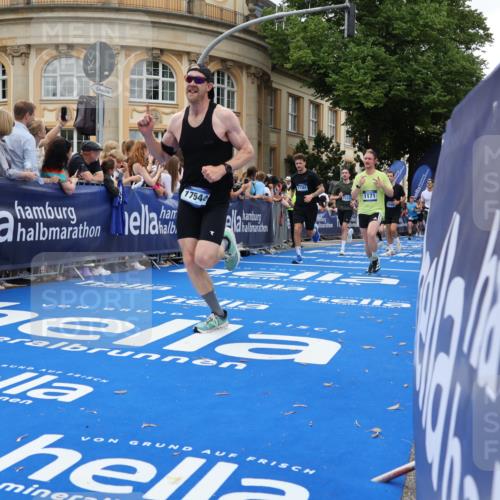 29.06.2025 - hella hamburg halbmarathon Strokosch-Dieckow http://msf.ph/oto/8265610 29.06.2025 10:45:02 Ziel 1171, 1424, 1520, 2270, 2890, 3917, 4997, 6266, 6575, 6819, 7709, 7843, 9030, 9302, 9710, 10313, 10741, 11688, 13919, 15334, 15365, 16058, 16685, 16689, 17381, 17382, 17544, 17960, 18055 meine-sportfotos.de