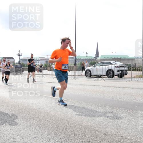 29.06.2025 - hella hamburg halbmarathon Lena Gebhardt http://msf.ph/oto/8265618 29.06.2025 10:34:41 Lombardsbrücke 1025, 1672, 2023, 2355, 2412, 2464, 2510, 2511, 2801, 3130, 3145, 3420, 4540, 4824, 4826, 4884, 5453, 5609, 6034, 6105, 6171, 6310, 6329, 6335, 6379, 6571, 6574, 6843, 7020, 7299, 7386, 7644, 7733, 8349, 8369, 8705, 8793, 8965, 9122, 9164, 9248, 9379, 9448, 9514, 10335, 10360, 10464, 10564, 10606, 10674, 11122, 11245, 11646, 11872, 12019, 12164, 12236, 12382, 12764, 13957, 15477, 16238, 16311, 16390, 16682, 16919, 17230, 18158, 18941 meine-sportfotos.de