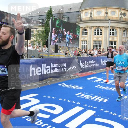 29.06.2025 - hella hamburg halbmarathon Michael Strokosch http://msf.ph/oto/8265683 29.06.2025 10:52:25 Ziel 4140, 4419, 4587, 6164, 7896, 9876, 13015, 13211, 13707, 15144, 15446, 17773, 17997 meine-sportfotos.de