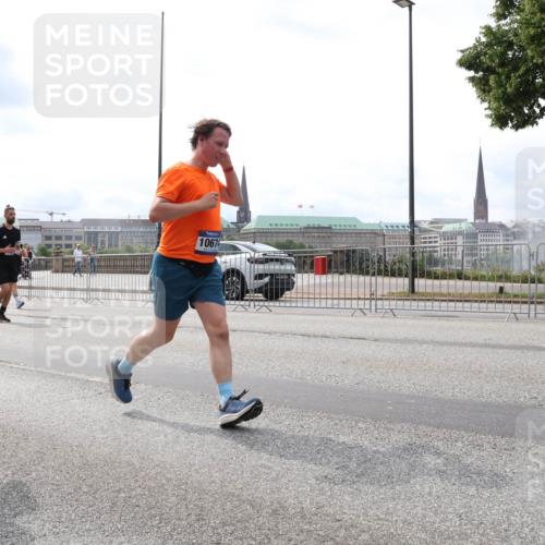 29.06.2025 - hella hamburg halbmarathon Lena Gebhardt http://msf.ph/oto/8265696 29.06.2025 10:34:41 Lombardsbrücke 1025, 1672, 2023, 2355, 2412, 2464, 2510, 2511, 2801, 3130, 3145, 3420, 4540, 4824, 4826, 4884, 5453, 5609, 6034, 6105, 6171, 6310, 6329, 6335, 6379, 6571, 6574, 6843, 7020, 7299, 7386, 7644, 7733, 8349, 8369, 8705, 8793, 8965, 9122, 9164, 9248, 9379, 9448, 9514, 10335, 10360, 10464, 10564, 10606, 10674, 11122, 11245, 11646, 11872, 12019, 12164, 12236, 12382, 12764, 13957, 15477, 16238, 16311, 16390, 16682, 16919, 17230, 18158, 18941 meine-sportfotos.de