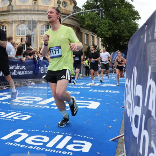 29.06.2025 - hella hamburg halbmarathon Strokosch-Dieckow http://msf.ph/oto/8265723 29.06.2025 10:45:04 Ziel 1171, 1424, 2270, 3917, 4997, 6266, 6575, 6819, 7087, 7709, 7843, 9302, 9710, 10313, 10741, 11688, 13919, 15334, 15365, 15651, 16058, 16685, 16689, 17120, 17381, 17544, 17960, 18346, 18718 meine-sportfotos.de
