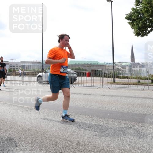 29.06.2025 - hella hamburg halbmarathon Lena Gebhardt http://msf.ph/oto/8265761 29.06.2025 10:34:42 Lombardsbrücke 1025, 1672, 2023, 2355, 2412, 2464, 2510, 2511, 2801, 3130, 3145, 3420, 4540, 4824, 4826, 4884, 5453, 5609, 6034, 6105, 6171, 6310, 6329, 6335, 6379, 6397, 6571, 6574, 6843, 7020, 7299, 7386, 7644, 7733, 8349, 8369, 8705, 8793, 8965, 9122, 9164, 9248, 9379, 9448, 9514, 10335, 10360, 10464, 10564, 10606, 10674, 11122, 11245, 11646, 11872, 12019, 12164, 12236, 12382, 12764, 13957, 15477, 16238, 16311, 16390, 16682, 16919, 17230, 18158, 18941 meine-sportfotos.de