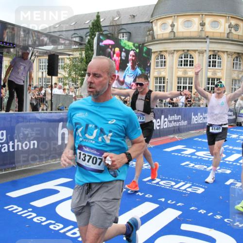 29.06.2025 - hella hamburg halbmarathon Michael Strokosch http://msf.ph/oto/8265768 29.06.2025 10:52:26 Ziel 4140, 4587, 6164, 7896, 8371, 8661, 9876, 13015, 13211, 13707, 15144, 15446, 17773, 17997 meine-sportfotos.de