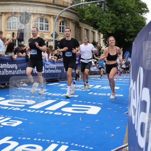 29.06.2025 - hella hamburg halbmarathon Strokosch-Dieckow http://msf.ph/oto/8265797 29.06.2025 10:45:05 Ziel 1171, 2270, 3917, 4997, 6266, 6375, 6575, 6819, 7087, 7709, 7843, 9302, 9710, 10313, 10741, 11688, 13919, 15334, 15365, 15651, 16058, 16685, 16689, 17120, 17381, 17544, 17960, 18346, 18718 meine-sportfotos.de