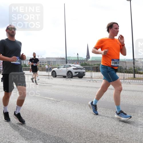 29.06.2025 - hella hamburg halbmarathon Lena Gebhardt http://msf.ph/oto/8265820 29.06.2025 10:34:42 Lombardsbrücke 1025, 1672, 2023, 2355, 2412, 2464, 2510, 2511, 2801, 3130, 3145, 3420, 4540, 4824, 4826, 4884, 5453, 5609, 6034, 6105, 6171, 6310, 6329, 6335, 6379, 6397, 6571, 6574, 6843, 7020, 7299, 7386, 7644, 7733, 8349, 8369, 8705, 8793, 8965, 9122, 9164, 9248, 9379, 9448, 9514, 10335, 10360, 10464, 10564, 10606, 10674, 11122, 11245, 11646, 11872, 12019, 12164, 12236, 12382, 12764, 13957, 15477, 16238, 16311, 16390, 16682, 16919, 17230, 18158, 18941 meine-sportfotos.de