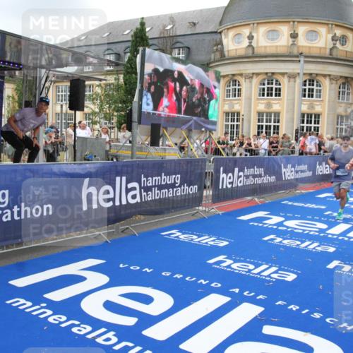 29.06.2025 - hella hamburg halbmarathon Michael Strokosch http://msf.ph/oto/8265830 29.06.2025 10:52:28 Ziel 3715, 4140, 4587, 7178, 8371, 8661, 9145, 9876, 11791, 13015, 13211, 13707, 14561, 15144, 17773, 17997 meine-sportfotos.de