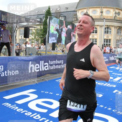 29.06.2025 - hella hamburg halbmarathon Michael Strokosch http://msf.ph/oto/8265906 29.06.2025 10:52:29 Ziel 3715, 4140, 7178, 7232, 8371, 8661, 9145, 9876, 11791, 13015, 13211, 14561, 15144, 15980, 17997 meine-sportfotos.de