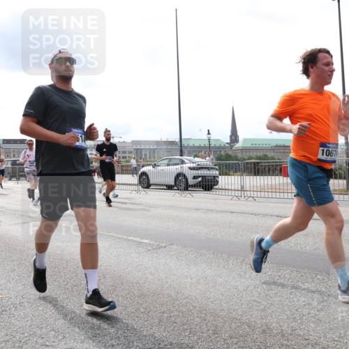 29.06.2025 - hella hamburg halbmarathon Lena Gebhardt http://msf.ph/oto/8265919 29.06.2025 10:34:42 Lombardsbrücke 1025, 1672, 2023, 2355, 2412, 2464, 2510, 2511, 2801, 3130, 3145, 3420, 4540, 4824, 4826, 4884, 5453, 5609, 6034, 6105, 6171, 6310, 6329, 6335, 6379, 6397, 6571, 6574, 6843, 7020, 7299, 7386, 7644, 7733, 8349, 8369, 8705, 8793, 8965, 9122, 9164, 9248, 9379, 9448, 9514, 10335, 10360, 10464, 10564, 10606, 10674, 11122, 11245, 11646, 11872, 12019, 12164, 12236, 12382, 12764, 13957, 15477, 16238, 16311, 16390, 16682, 16919, 17230, 18158, 18941 meine-sportfotos.de
