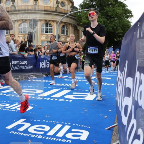 29.06.2025 - hella hamburg halbmarathon Strokosch-Dieckow http://msf.ph/oto/8265938 29.06.2025 10:45:08 Ziel 2270, 3917, 4997, 6054, 6266, 6375, 6575, 6819, 7087, 7709, 7843, 9302, 9710, 10313, 10741, 11688, 12783, 13919, 15334, 15365, 15636, 15651, 15741, 15760, 16513, 16685, 16689, 17120, 17960, 18346, 18718 meine-sportfotos.de