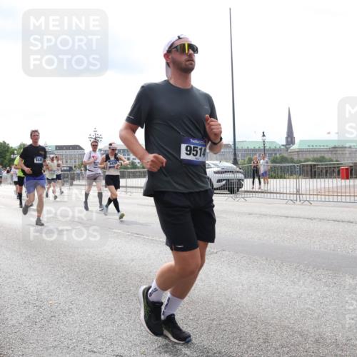 29.06.2025 - hella hamburg halbmarathon Lena Gebhardt http://msf.ph/oto/8266004 29.06.2025 10:34:42 Lombardsbrücke 1025, 1672, 2023, 2355, 2412, 2464, 2510, 2511, 2801, 3130, 3145, 3420, 4540, 4824, 4826, 4884, 5453, 5609, 6034, 6105, 6171, 6310, 6329, 6335, 6379, 6397, 6571, 6574, 6843, 7020, 7299, 7386, 7644, 7733, 8349, 8369, 8705, 8793, 8965, 9122, 9164, 9248, 9379, 9448, 9514, 10335, 10360, 10464, 10564, 10606, 10674, 11122, 11245, 11646, 11872, 12019, 12164, 12236, 12382, 12764, 13957, 15477, 16238, 16311, 16390, 16682, 16919, 17230, 18158, 18941 meine-sportfotos.de