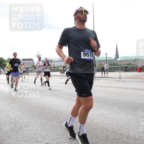 29.06.2025 - hella hamburg halbmarathon Lena Gebhardt http://msf.ph/oto/8266074 29.06.2025 10:34:42 Lombardsbrücke 1025, 1672, 2023, 2355, 2412, 2464, 2510, 2511, 2801, 3130, 3145, 3420, 4540, 4824, 4826, 4884, 5453, 5609, 6034, 6105, 6171, 6310, 6329, 6335, 6379, 6397, 6571, 6574, 6843, 7020, 7299, 7386, 7644, 7733, 8349, 8369, 8705, 8793, 8965, 9122, 9164, 9248, 9379, 9448, 9514, 10335, 10360, 10464, 10564, 10606, 10674, 11122, 11245, 11646, 11872, 12019, 12164, 12236, 12382, 12764, 13957, 15477, 16238, 16311, 16390, 16682, 16919, 17230, 18158, 18941 meine-sportfotos.de