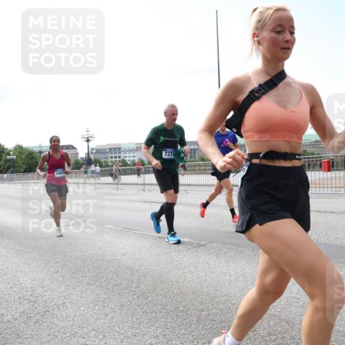 29.06.2025 - hella hamburg halbmarathon Lena Gebhardt http://msf.ph/oto/8266076 29.06.2025 10:11:12 Lombardsbrücke 1166, 1186, 1723, 1781, 2868, 3837, 4287, 5254, 5653, 7271, 7370, 8171, 8206, 8207, 8368, 8561, 9119, 9169, 9829, 10196, 10372, 11149, 11755, 12286, 12426, 12556, 12571, 12790, 12836, 13588, 13594, 13603, 14022, 14149, 14270, 15009, 15214, 15252, 15797, 15908, 16383, 16808, 17142, 17500, 17532, 17787, 18382, 18949, 19172, 19241 meine-sportfotos.de