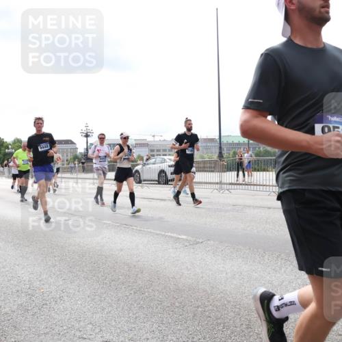 29.06.2025 - hella hamburg halbmarathon Lena Gebhardt http://msf.ph/oto/8266151 29.06.2025 10:34:42 Lombardsbrücke 1025, 1672, 2023, 2355, 2412, 2464, 2510, 2511, 2801, 3130, 3145, 3420, 4540, 4824, 4826, 4884, 5453, 5609, 6034, 6105, 6171, 6310, 6329, 6335, 6379, 6397, 6571, 6574, 6843, 7020, 7299, 7386, 7644, 7733, 8349, 8369, 8705, 8793, 8965, 9122, 9164, 9248, 9379, 9448, 9514, 10335, 10360, 10464, 10564, 10606, 10674, 11122, 11245, 11646, 11872, 12019, 12164, 12236, 12382, 12764, 13957, 15477, 16238, 16311, 16390, 16682, 16919, 17230, 18158, 18941 meine-sportfotos.de