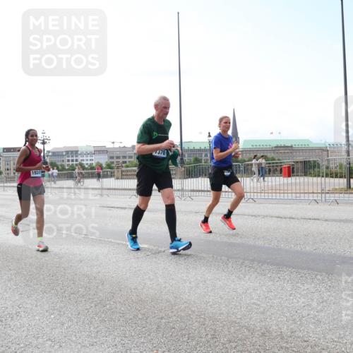 29.06.2025 - hella hamburg halbmarathon Lena Gebhardt http://msf.ph/oto/8266194 29.06.2025 10:11:12 Lombardsbrücke 1166, 1186, 1723, 1781, 2868, 3837, 4287, 5254, 5653, 7271, 7370, 8171, 8206, 8207, 8368, 8561, 9119, 9169, 9829, 10196, 10372, 11149, 11755, 12286, 12426, 12556, 12571, 12790, 12836, 13588, 13594, 13603, 14022, 14149, 14270, 15009, 15214, 15252, 15797, 15908, 16383, 16808, 17142, 17500, 17532, 17787, 18382, 18949, 19172, 19241 meine-sportfotos.de