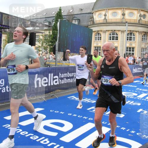 29.06.2025 - hella hamburg halbmarathon Michael Strokosch http://msf.ph/oto/8266195 29.06.2025 10:52:32 Ziel 3715, 7178, 7232, 8371, 8661, 9145, 9876, 11791, 13015, 13301, 14561, 15144, 15980, 17997 meine-sportfotos.de