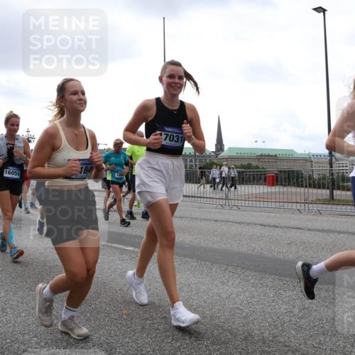 29.06.2025 - hella hamburg halbmarathon Lena Gebhardt http://msf.ph/oto/8266209 29.06.2025 10:46:13 Lombardsbrücke 1004, 1100, 1104, 1421, 1426, 1429, 1465, 1532, 1555, 1608, 1837, 1854, 1867, 1868, 1983, 2398, 2423, 2500, 2522, 2697, 2773, 2813, 2917, 2951, 2954, 2965, 3410, 4104, 4119, 4223, 4317, 4448, 4572, 5635, 5697, 5703, 5769, 5770, 5854, 5892, 6068, 6133, 6333, 6392, 6623, 7268, 7303, 7356, 7364, 7368, 7374, 7605, 7894, 7960, 7983, 8047, 8700, 9120, 9121, 9129, 9337, 9426, 9445, 10153, 10327, 10329, 10367, 10511, 11358, 11361, 11876, 11910, 12298, 12333, 12507, 12522 meine-sportfotos.de