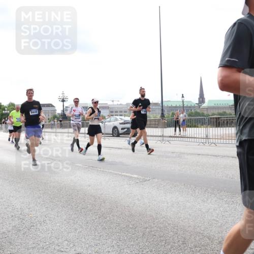 29.06.2025 - hella hamburg halbmarathon Lena Gebhardt http://msf.ph/oto/8266222 29.06.2025 10:34:43 Lombardsbrücke 1025, 1672, 2023, 2355, 2412, 2464, 2510, 2511, 2801, 3130, 3145, 3420, 4540, 4824, 4826, 4884, 5453, 5609, 6034, 6105, 6171, 6310, 6329, 6335, 6379, 6397, 6571, 6574, 6843, 7020, 7299, 7386, 7644, 7733, 8349, 8369, 8705, 8793, 8965, 9122, 9164, 9248, 9379, 9448, 9514, 10335, 10464, 10564, 10606, 10674, 11122, 11245, 11646, 11872, 12019, 12164, 12236, 12382, 12764, 13957, 15477, 16238, 16311, 16390, 16682, 16919, 17230, 18158, 18941 meine-sportfotos.de